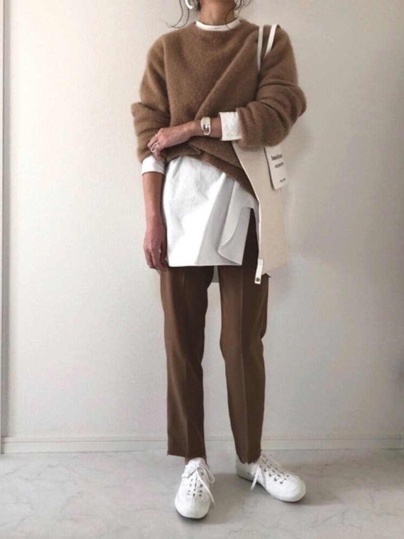 白をあちこちに散りばめて差し色として使うのも効果的　出典：WEAR