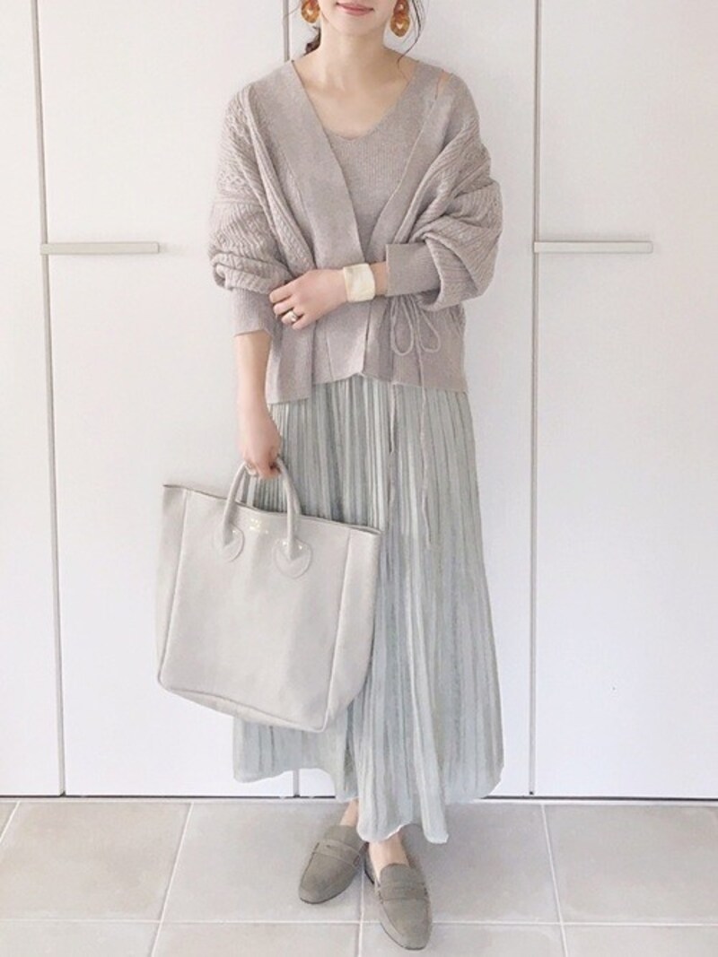 コーデ全体からシューズまで色のトーンを揃えて縦長に見せて　出典：WEAR