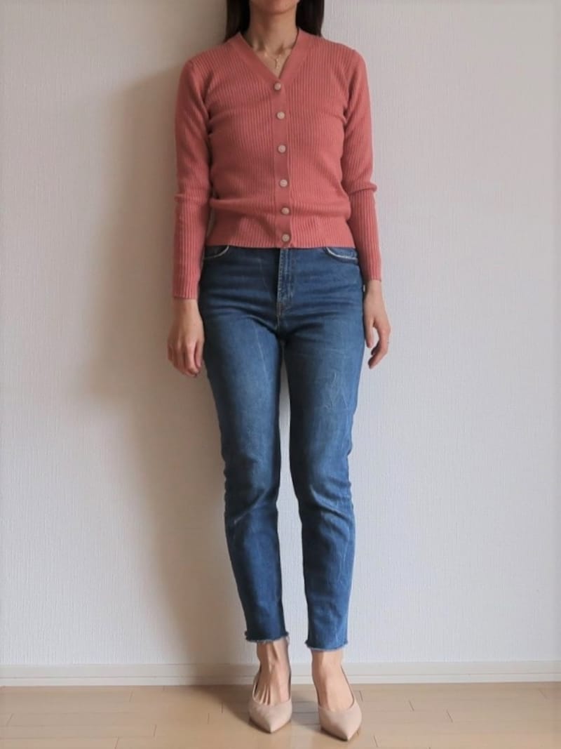 前を閉じても無理なくトップスになってくれる首元のVカットが超優秀です