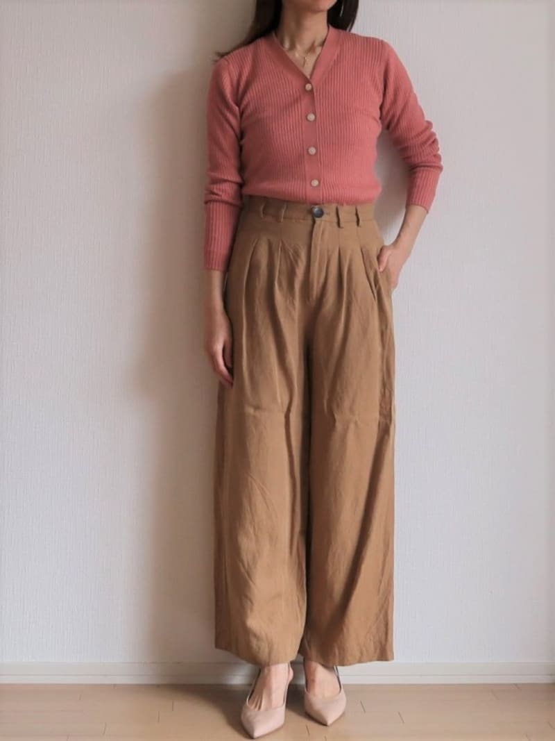 ワイドパンツに少しだけカーディガンをインするのもおすすめです