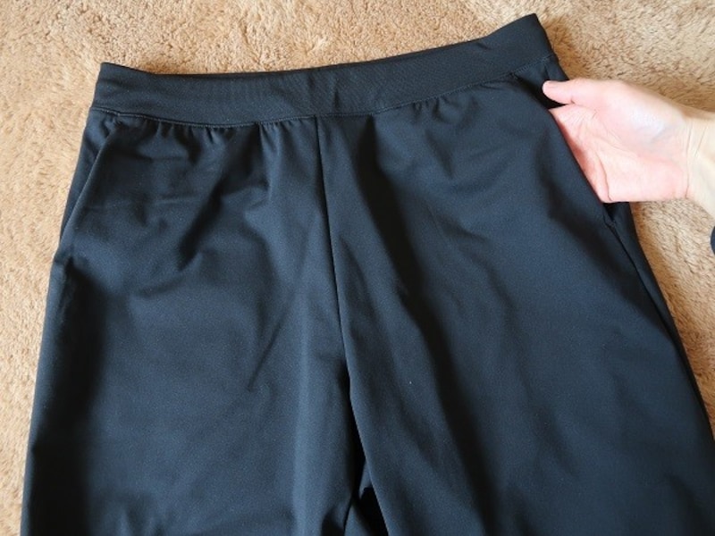 差し込み型の目立ちにくいポケットが付いていて便利