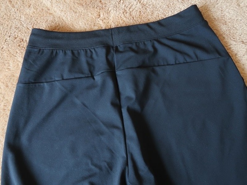 ヒップ上部分に切り替えが入っているだけでよりスマートに見えます