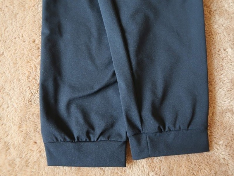 足首が細めのリブで締まっているのも美脚見えのポイントです