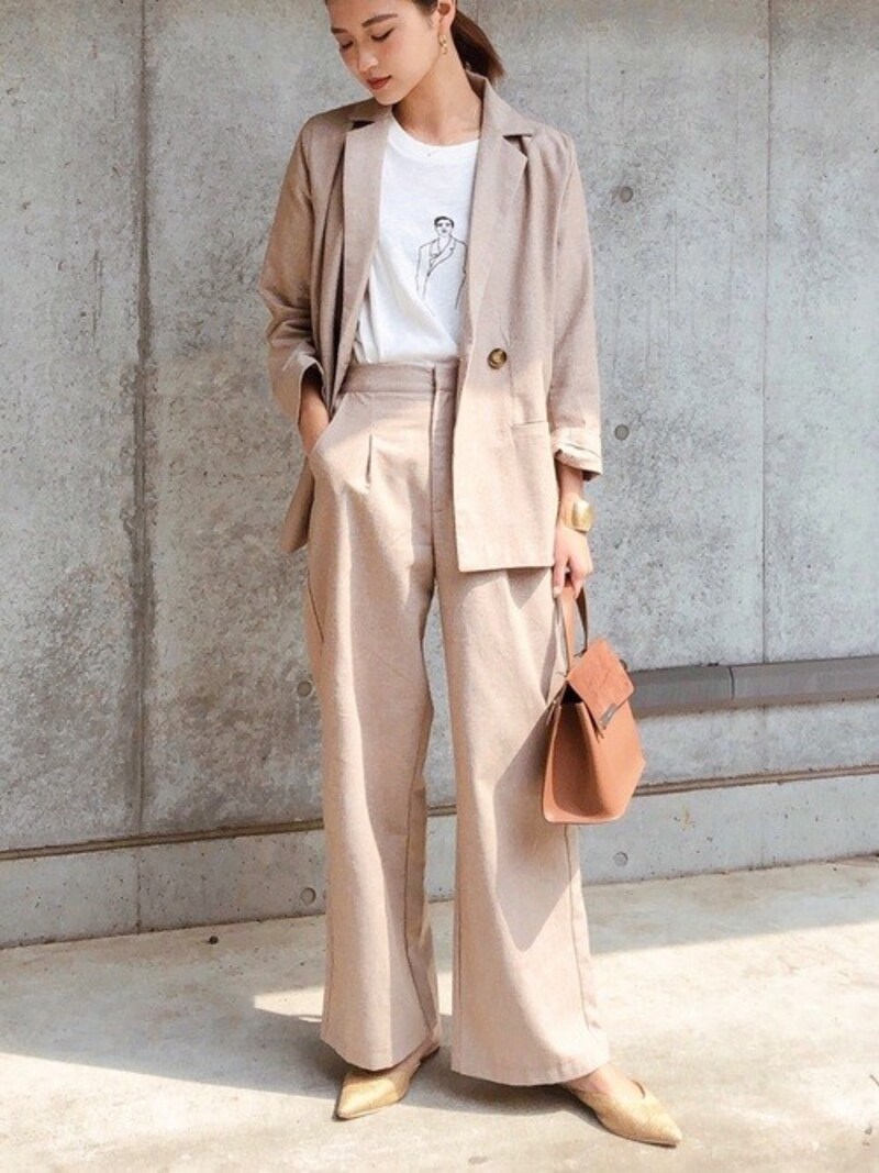 カジュアルな素材でもハイセンスなおしゃれを演出できる組み合わせです　出典：WEAR