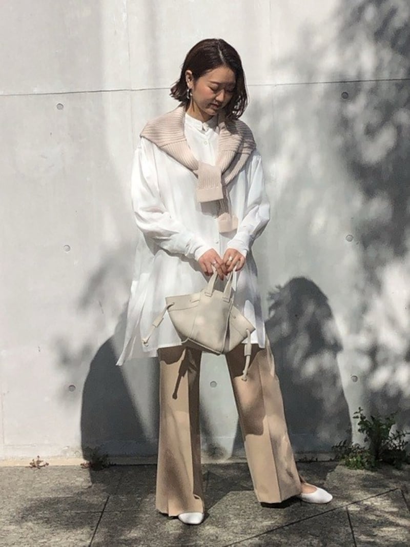 白シャツ＆ベージュのパンツはどんな人にも似合う、清潔感のある組み合わせ　出典:WEAR