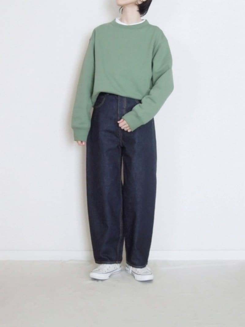 グリーン系はデニムと合わせても大人っぽく着られます 出典:WEAR