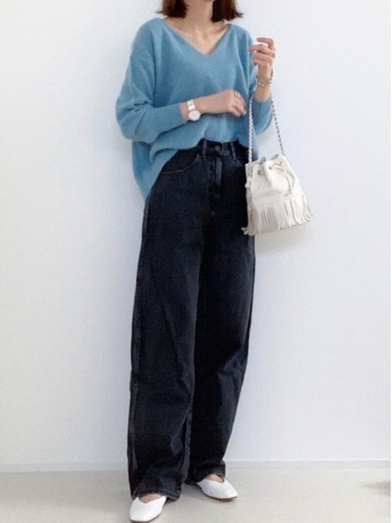 ユニクロのカーブパンツはしっかり太めなので座っても楽チン　出典：WEAR