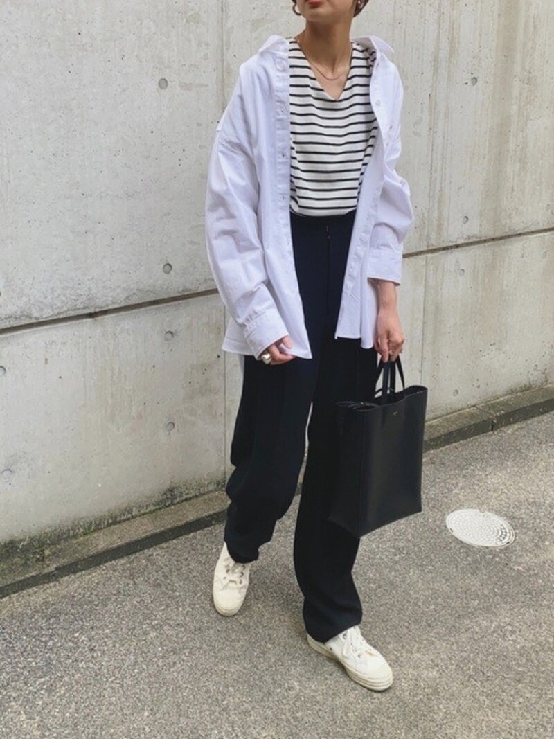 オーバーサイズのデニムシャツでも「白」なら大人っぽく着られる　出典：WEAR