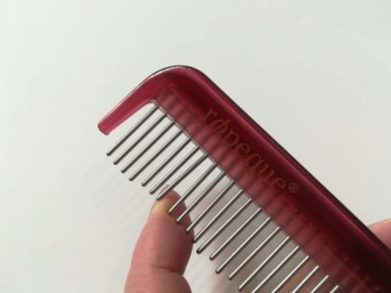 ステンレス製の歯は動くので、頭皮のカーブにフィットします