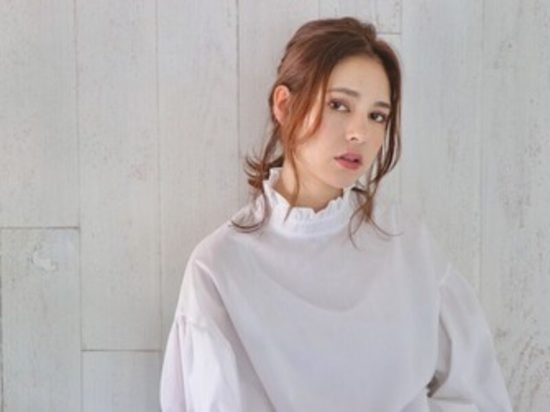 ローポニーテール/【簡単アップスタイル】で若見せ効果も狙えるミディアムヘア