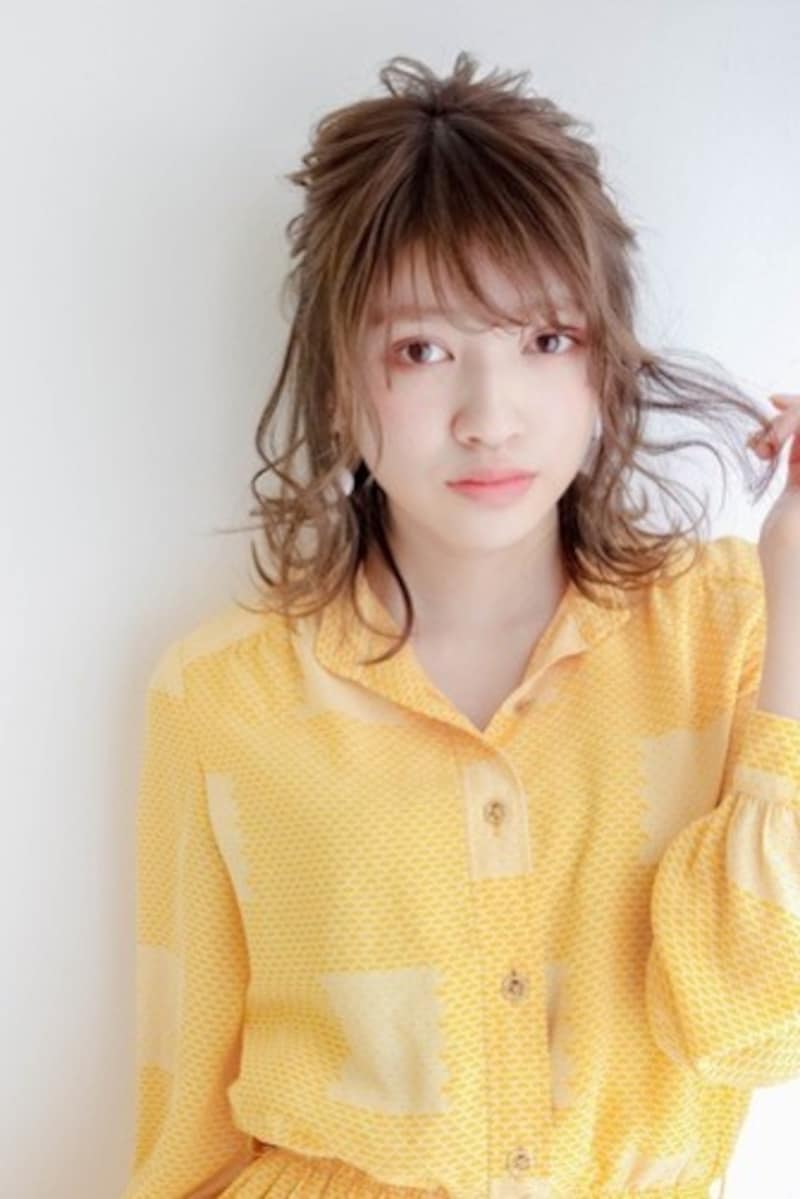 ランダムハーフアップヘア/【簡単アップスタイル】で若見せ効果も狙えるミディアムヘア