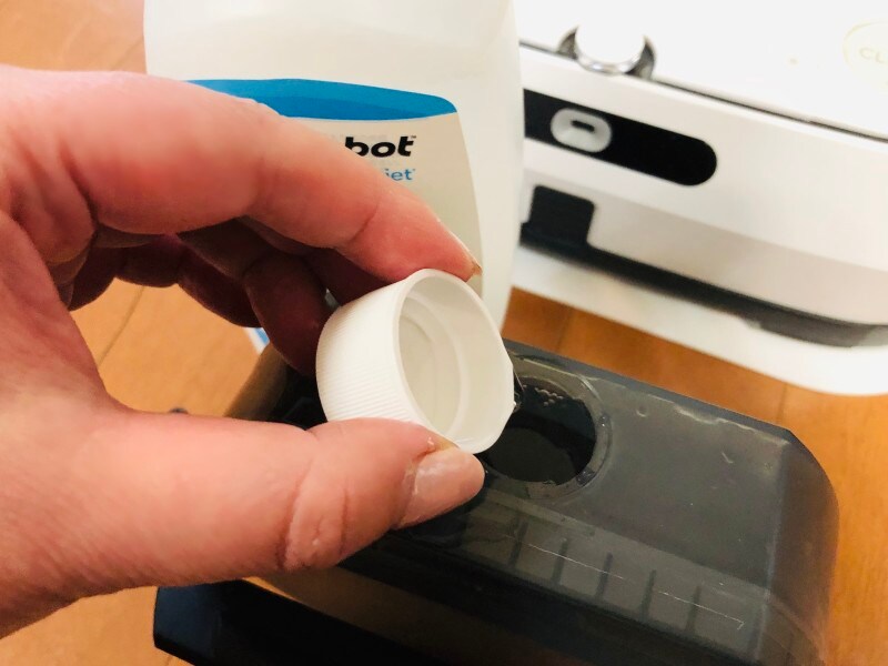 本体のタンクに、キャップ6杯分を入れます。もちろん二度拭き不要。床のべたつきがよりサッパリします