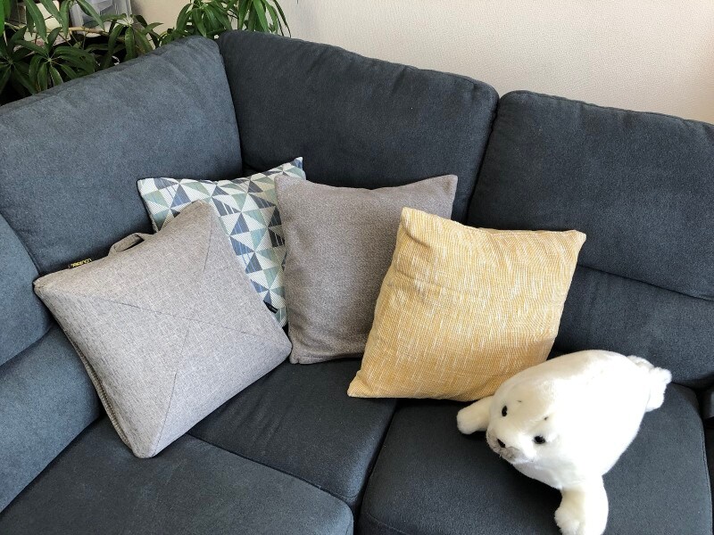 ほかのクッションと並べると……すっかりなじんでしまいました