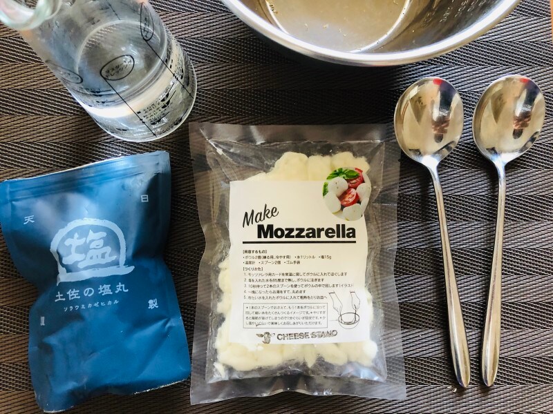 お湯、塩、ボール、スプーンを用意