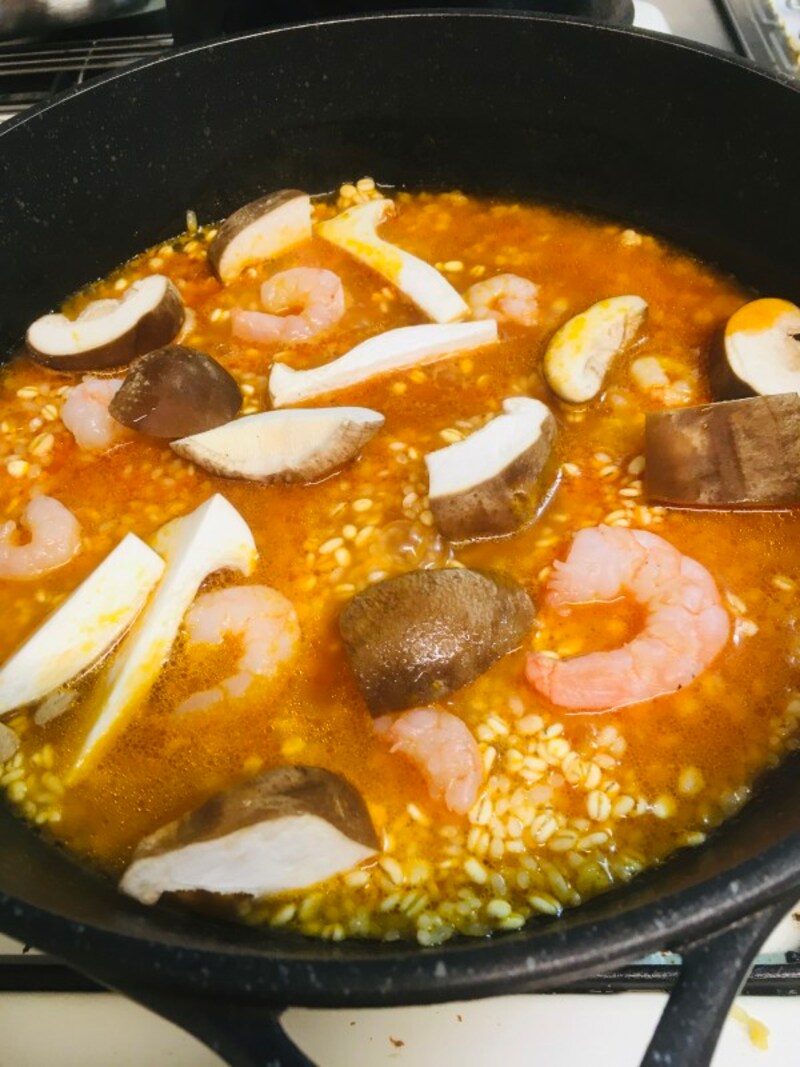 野菜も魚介類といっしょに入れて煮込む