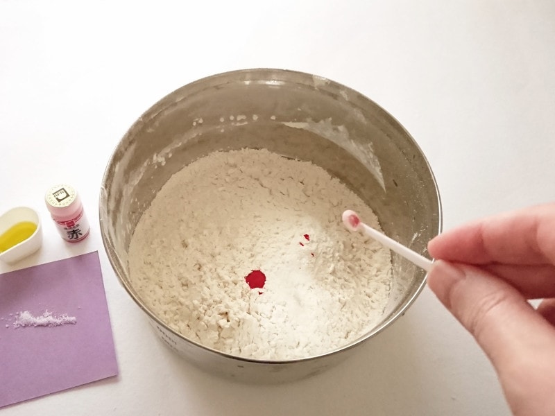 小麦粉粘土の作り方2……小麦粉の中に食紅・食用油・塩を