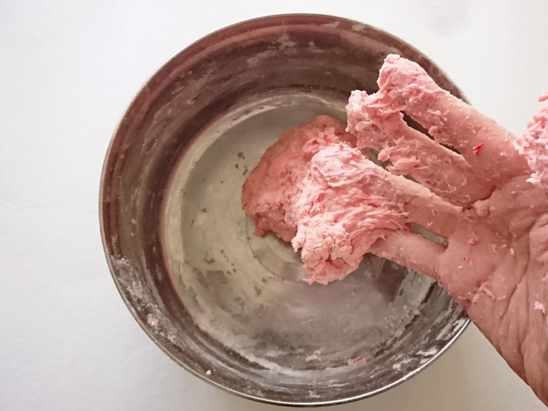 小麦粉粘土の作り方4……手がべたついたら小麦粉を追加