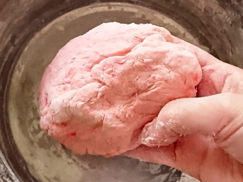 小麦粉粘土の作り方5……小麦粉が手につかなくなるまで混ぜ合ぜる