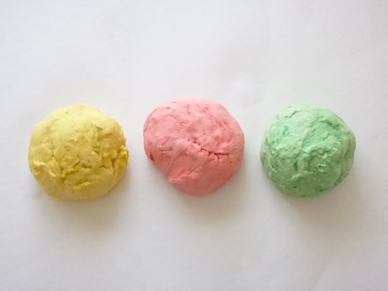 黄色・赤色・緑色の食紅で色付けした小麦粉粘土