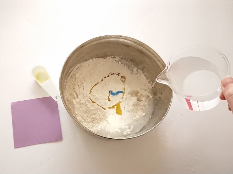 小麦粉粘土の作り方2……絵の具で色付けを