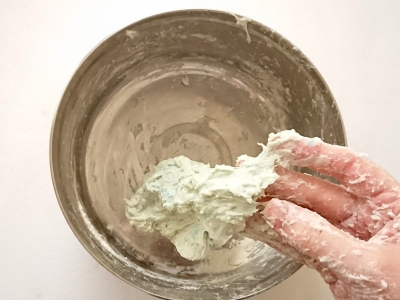 小麦粉粘土の作り方3……よくかき混ぜる