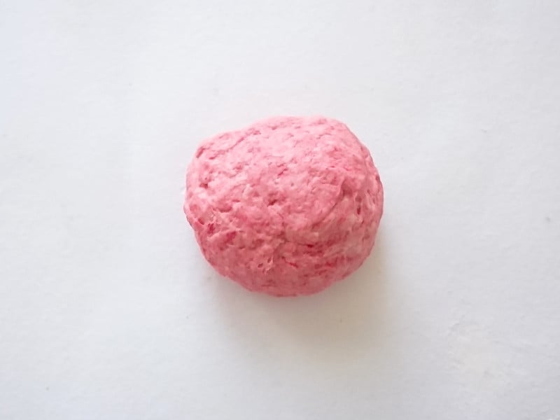 水で溶き絵の具で色付けした小麦粉粘土