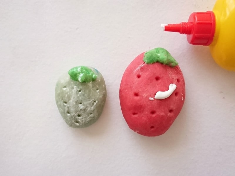 小麦粉粘土 作品 焼きあがったら表面にツヤを