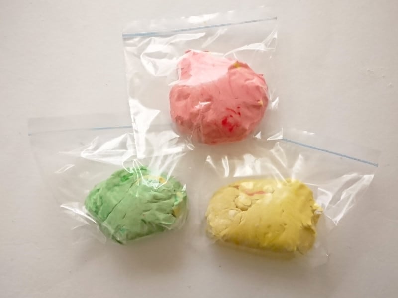 小麦粉粘土の保存はジッパー付きのビニール袋に入れ空気を抜く