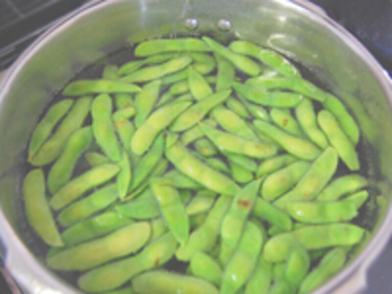 枝豆をゆでます。