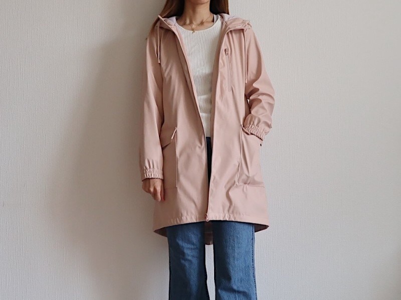 少しハリのある厚手生地で安心感のあるアウターです