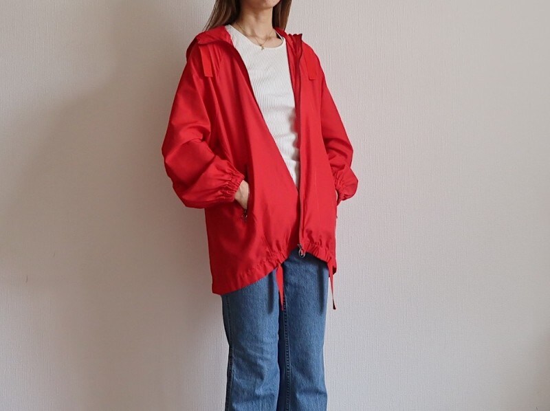 きれいな赤で、天気が悪い日も着ると元気になる一枚です