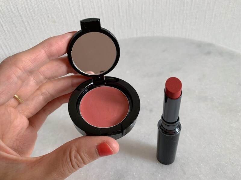 チークはコーラル系、リップはオレンジレッドなので相性もよさそう