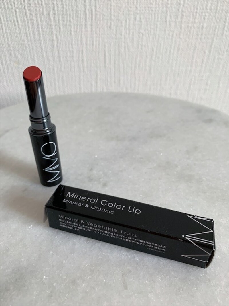 唇に塗るものは肌に優しい成分が安心です