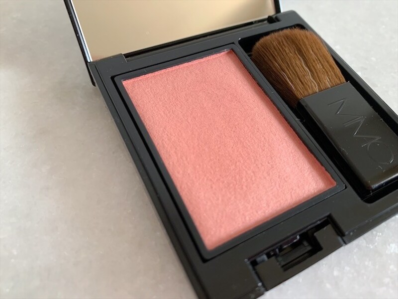 粒子の細かいパウターで滑らかなのでつけ心地も文句なし