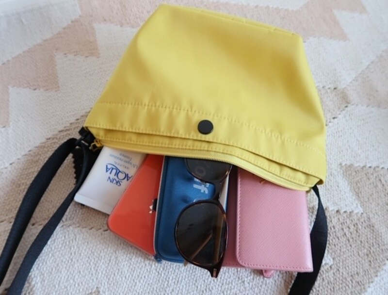 長財布、日焼け止め、サングラス、などなどかさばる小物も楽々入ります