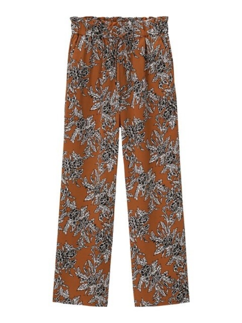 シンプルなトップスを合わせるだけでコーデがキマる、楽チンアイテム