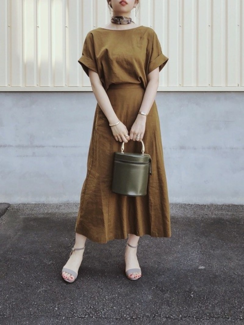 リネン素材の無地スカートは毎日のように履ける優れもの　出典：WEAR