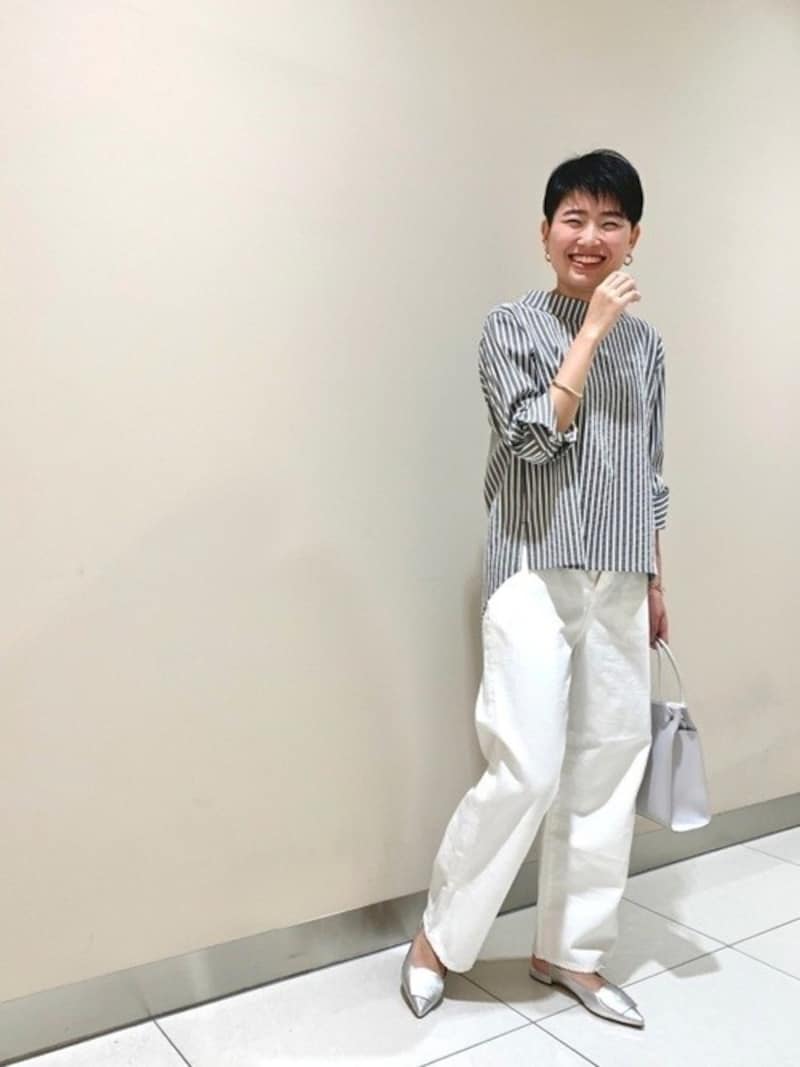 白デニムにシルバーの靴でおしゃれ見え間違いなし　出典：WEAR