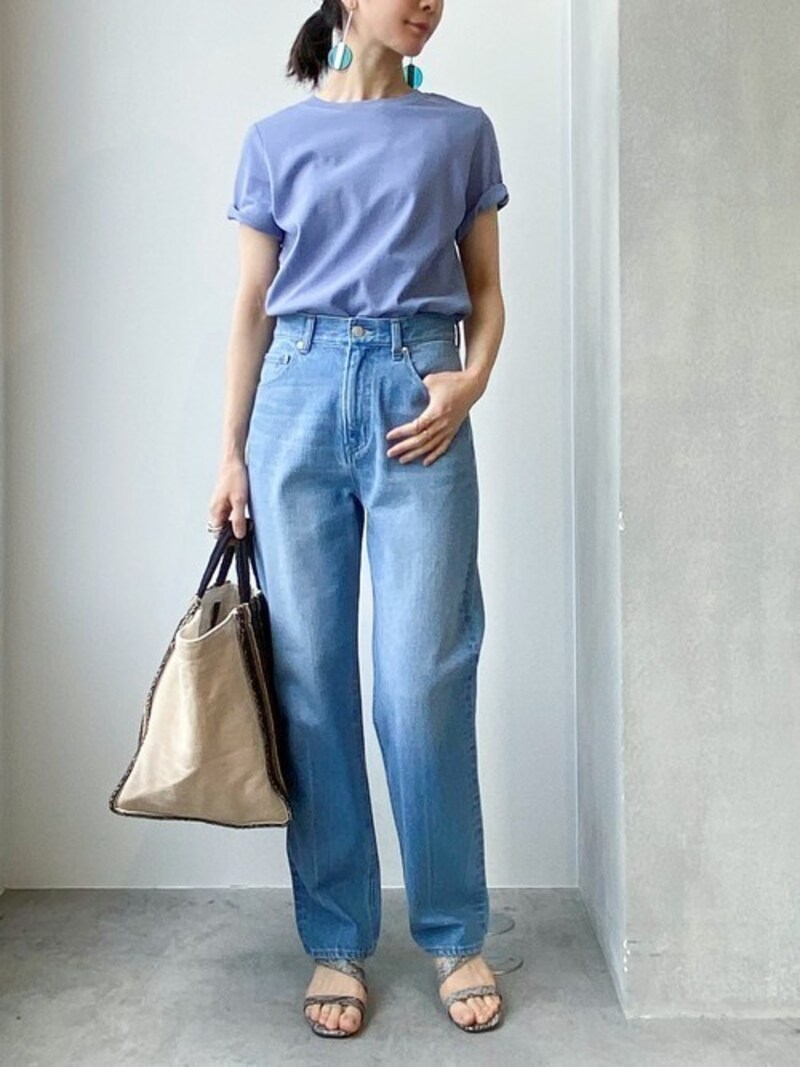 ブルー系ならデニムとつながってみえるので、より脚長効果も　出典：WEAR