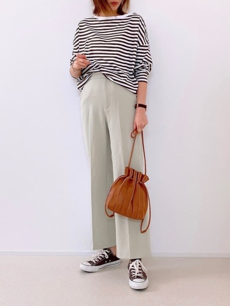 ボルドー系のコンバースはカジュアルコーデをワンランクおしゃれに　出典：WEAR