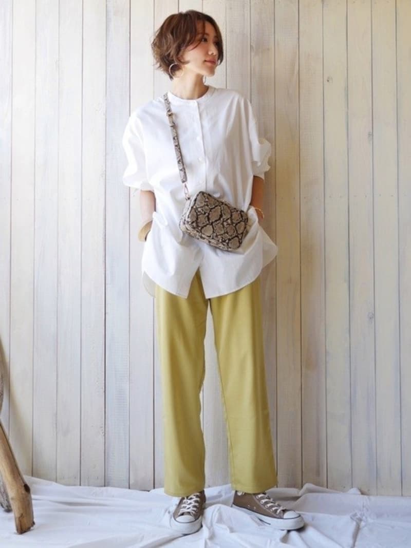 カラーパンツをキメ過ぎにならずに馴染ませてくれる　出典：WEAR