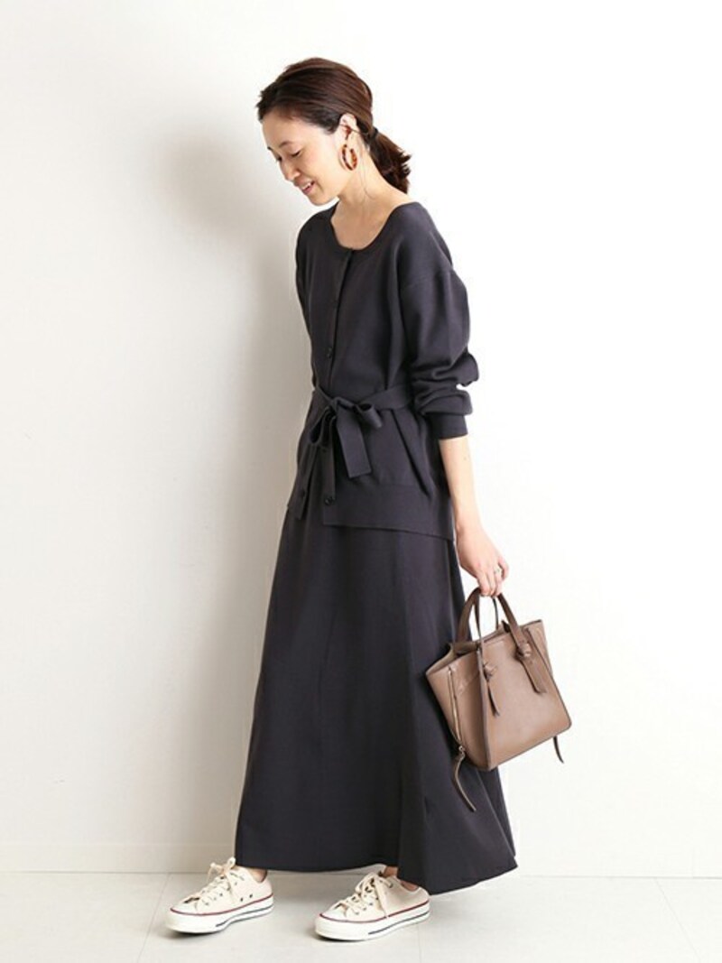 ダークカラーのワンピースに白のコンバースで抜け感をプラス　出典：WEAR