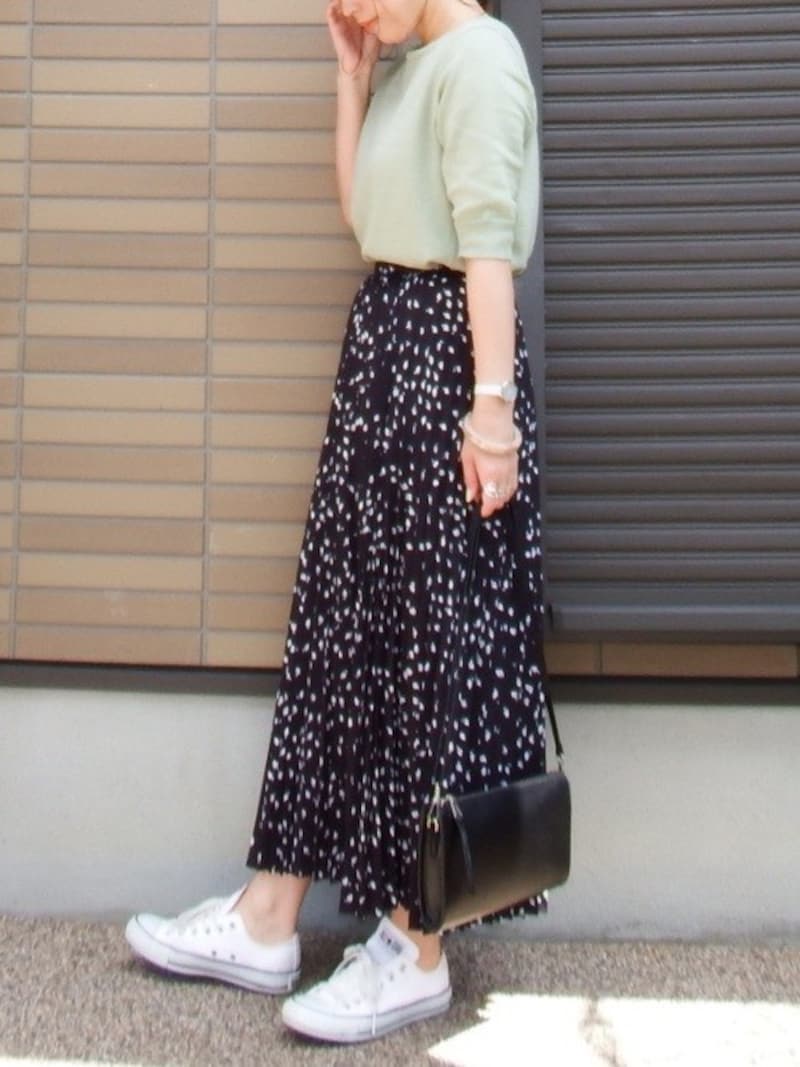 ドット柄やプリーツのロングスカートとも相性抜群　出典：WEAR
