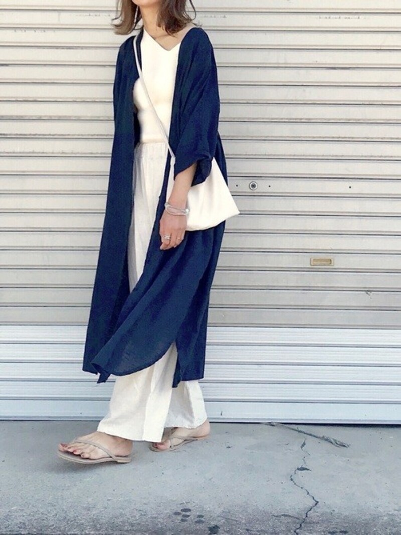 一枚でも着られて羽織りにもなるロングシャツワンピが便利 出典:WEAR