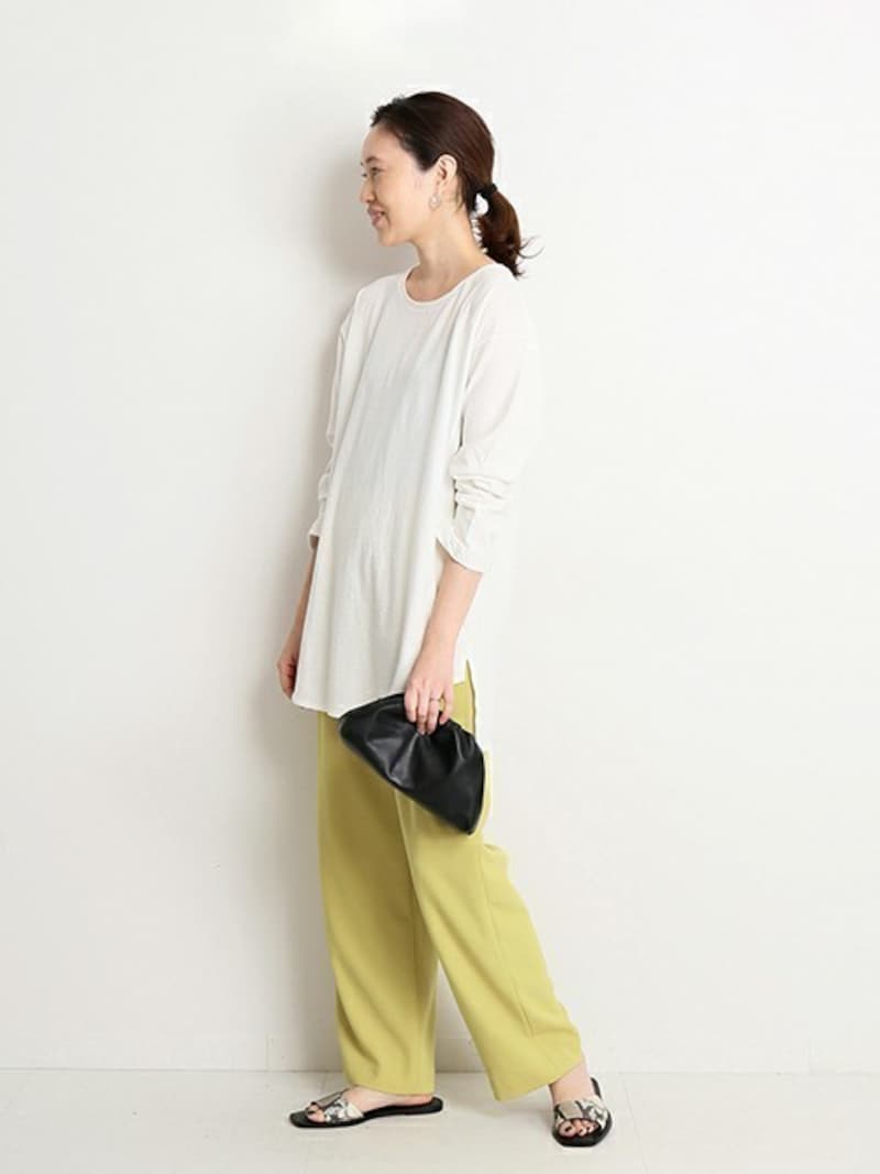毎日でも着たくなるロング丈の長袖Tシャツはゆるっとしたおしゃれを楽しめる 出典:WEAR