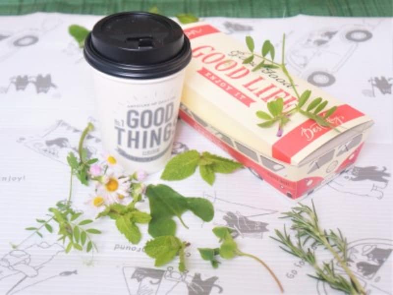 レジャーシートに野花やハーブを散らして自然の香りを演出しましょう！