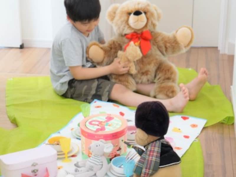 テディベアとおうちピクニックを楽しむ様子。