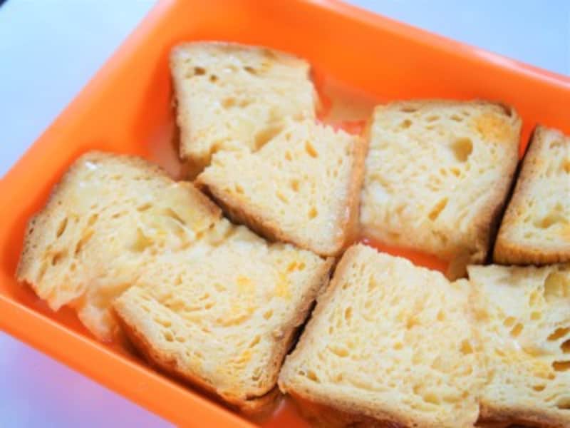 ブリオッシュをフレンチトースト液に浸します。