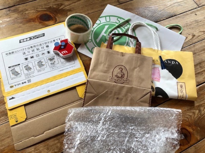 紙袋やテープ、エアクッションなどを前もって揃えておこう