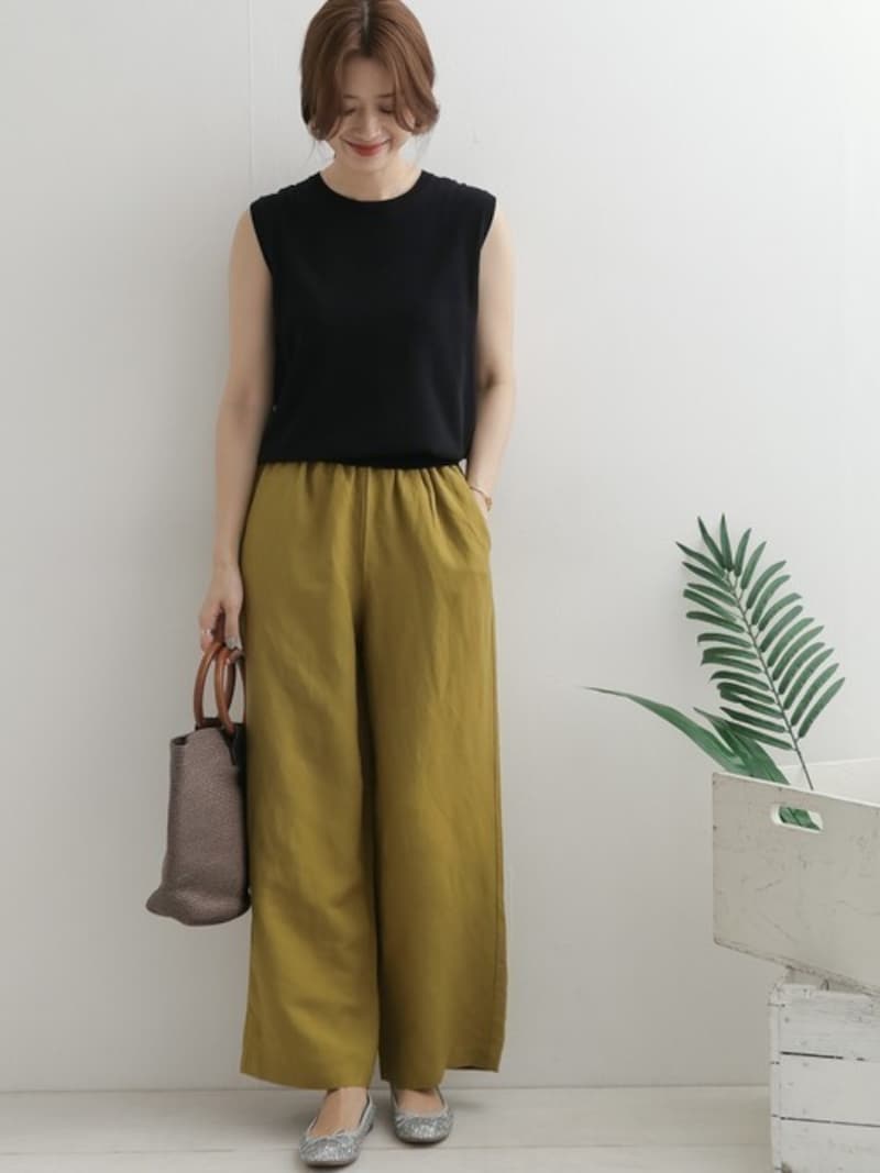 ブラウンが混ざったようなマスタードイエローは夏らしくておすすめ 出典:WEAR